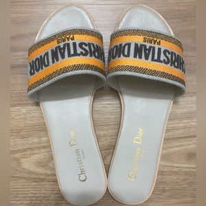 Super cute and useful sandals!🤍🧡🖤